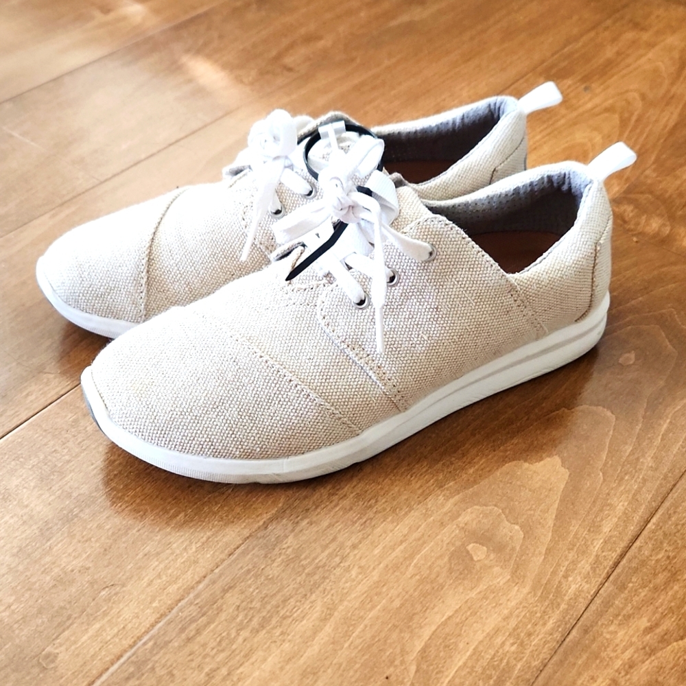 New Women's TOMS sneakers size 8